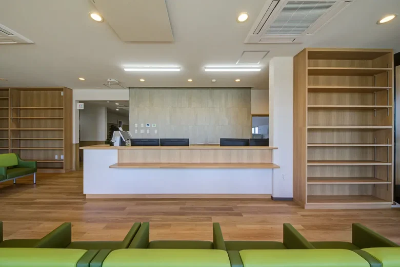 施設・設備案内 受付 ファミリークリニック郡山台新 家族みんなの健康を支える、地域のかかりつけ医です。