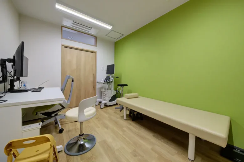 施設・設備案内 診察室 ファミリークリニック郡山台新 家族みんなの健康を支える、地域のかかりつけ医です。