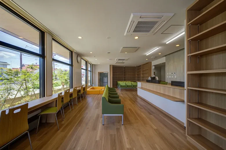 施設・設備案内 待合室 ファミリークリニック郡山台新 家族みんなの健康を支える、地域のかかりつけ医です。