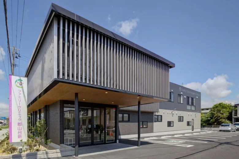 施設・設備案内 クリニック玄関 ファミリークリニック郡山台新 家族みんなの健康を支える、地域のかかりつけ医です。